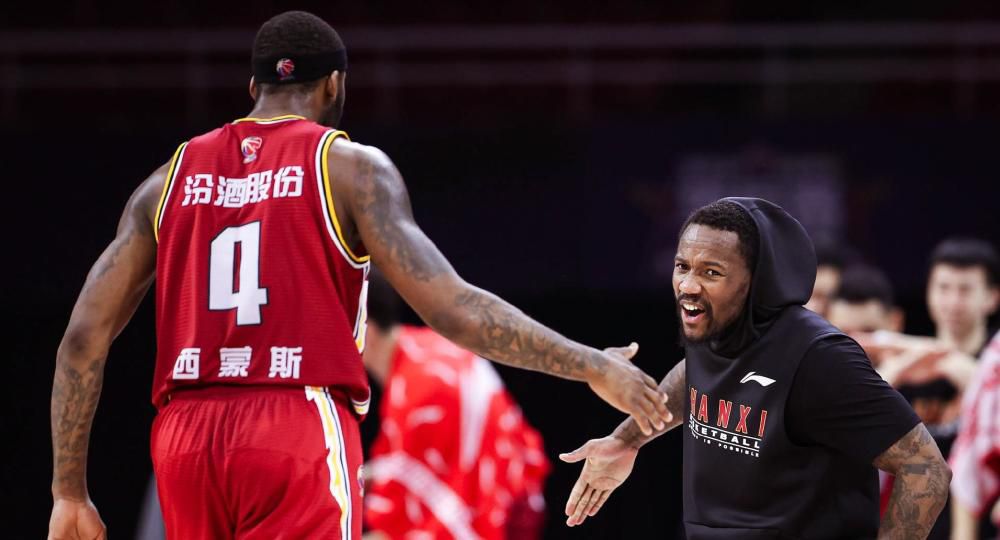 上半场，双方开场阶段旗鼓相当，公牛持续发力打出8-0的攻击波，步行者内外开花回敬14-4的小高潮，次节公牛迅速扳平比分，但此后命中率下降，步行者连中三分重获两位数优势，半场战罢步行者63-52领先。